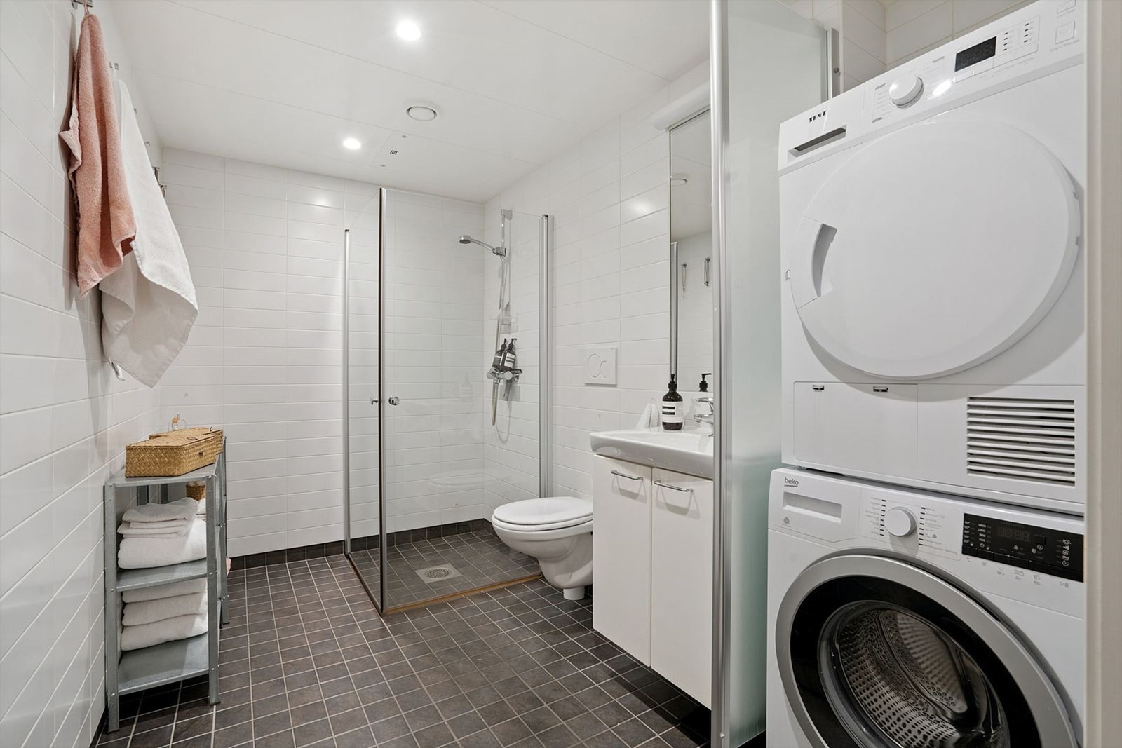 Delikat og behagelig baderom med downlights i himling og varmekabler i gulv. Galleribilde