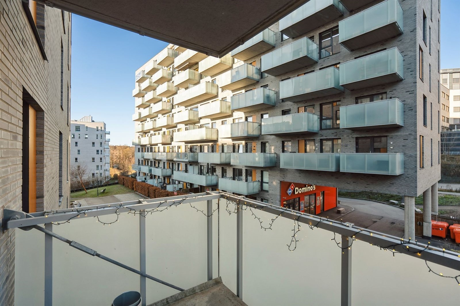 Romslig balkong som har direkte adgang fra stuen. Galleribilde