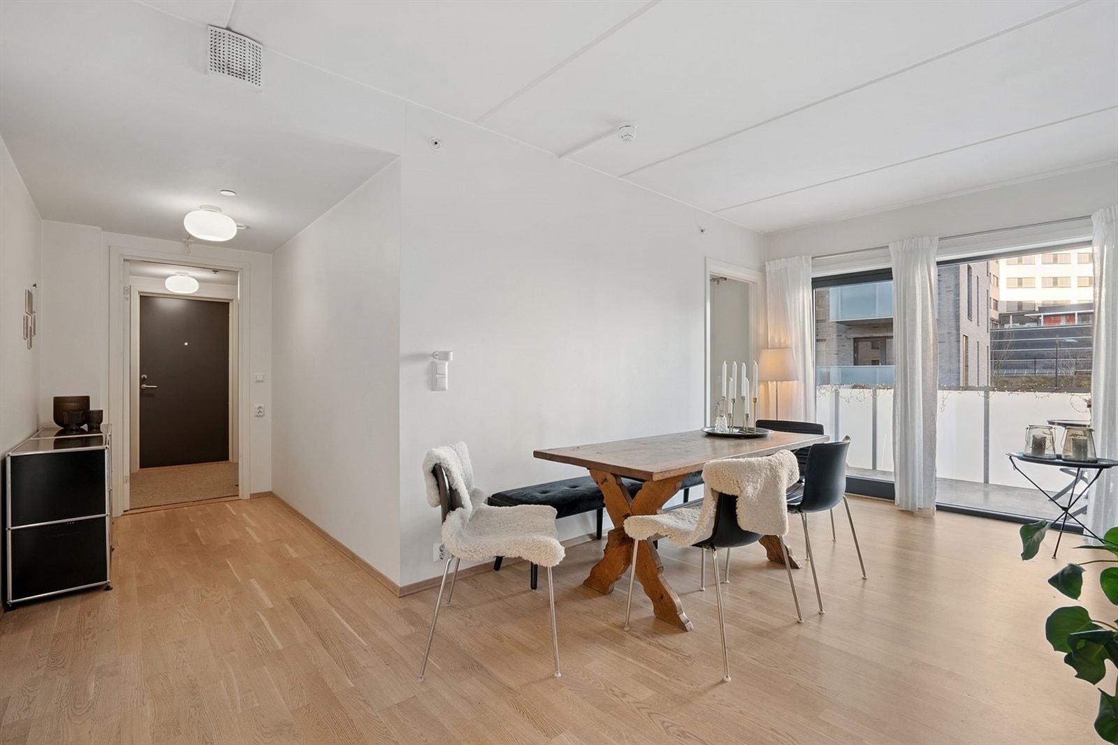 God plass til sittegruppe og stuebord. Galleribilde