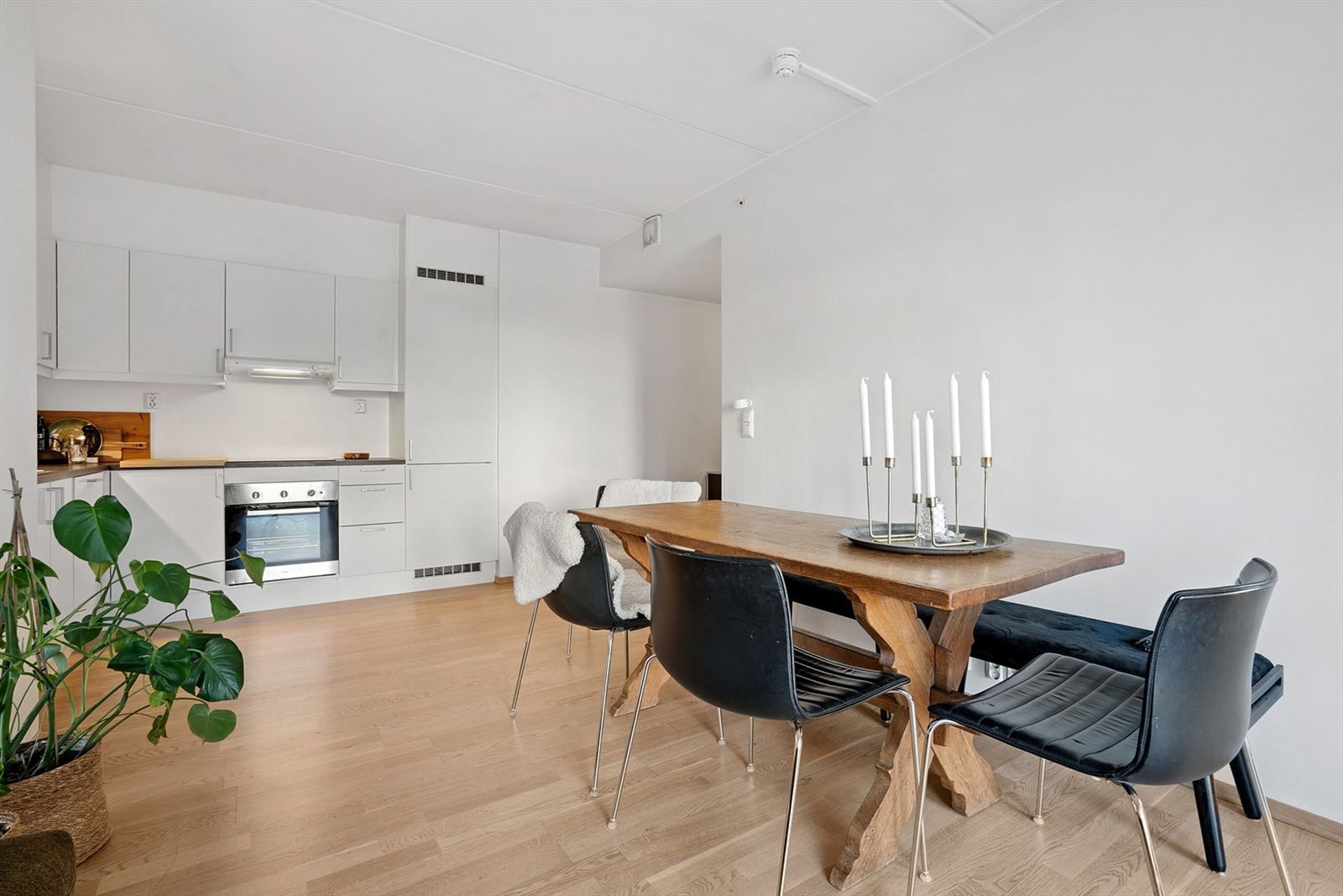 En lys stue med åpen løsning til kjøkkenet. Galleribilde