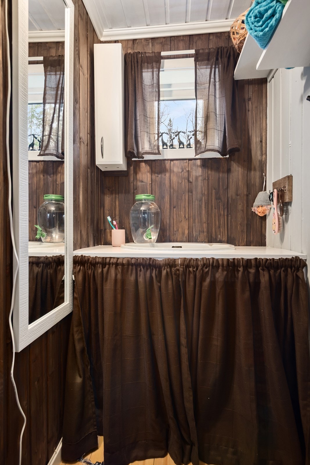 Badet har enkel benk med nedfelt vask og bærbart toalett. Det er ikke innlagt vann og avløp går i bøtte under vask. Galleribilde