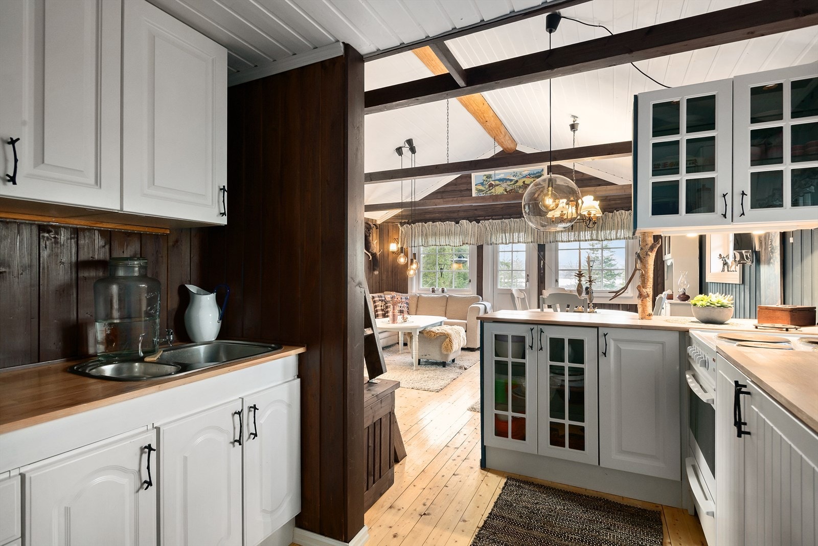 Kjøkkeninnredningen har godt med skap- og benkeplass Galleribilde