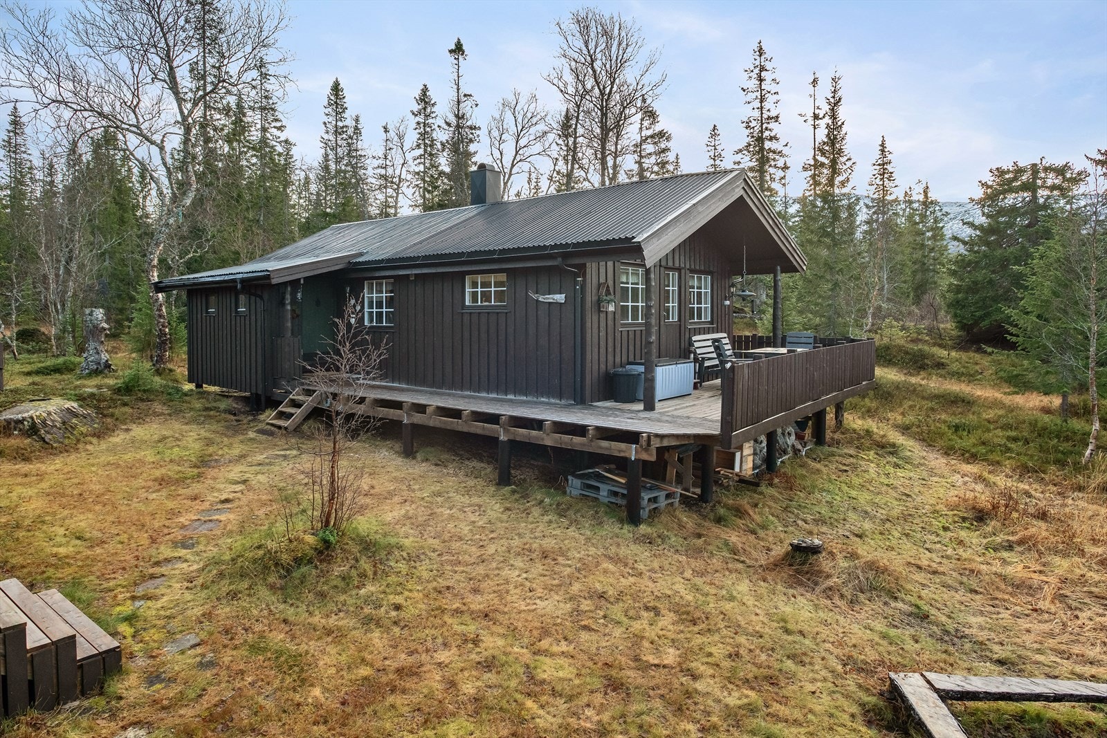 Hytta er bygd rundt 1998 og inneholder vindfang, bod, gang, 3 soverom, stue/kjøkken, toalett/vaskerom og hems. Galleribilde