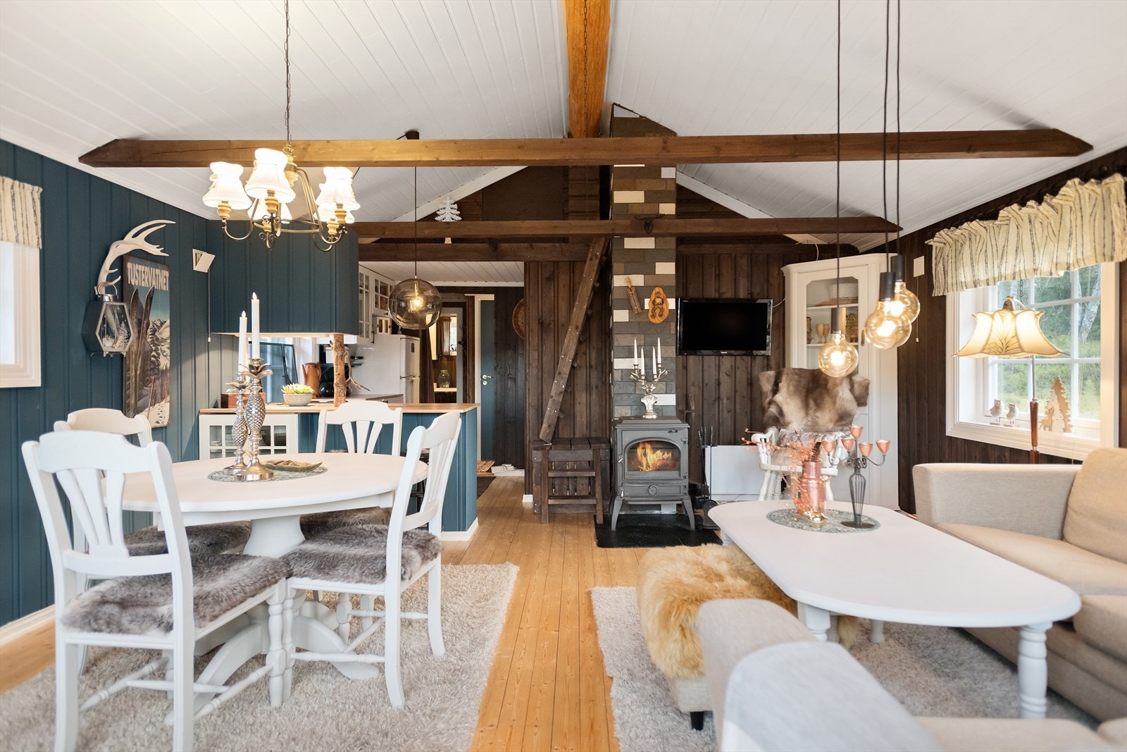 Fra stuen er det adkomst til hemsen som har et gulvareal på 20 kvm. Galleribilde