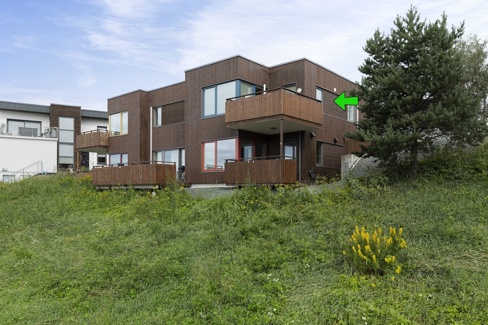 Velkommen til en meget pen og stor 2-roms med attraktiv beliggenhet i området. Leiligheten har et areal på ca 51 kvm. inkludert en innvendig bod Galleribilde