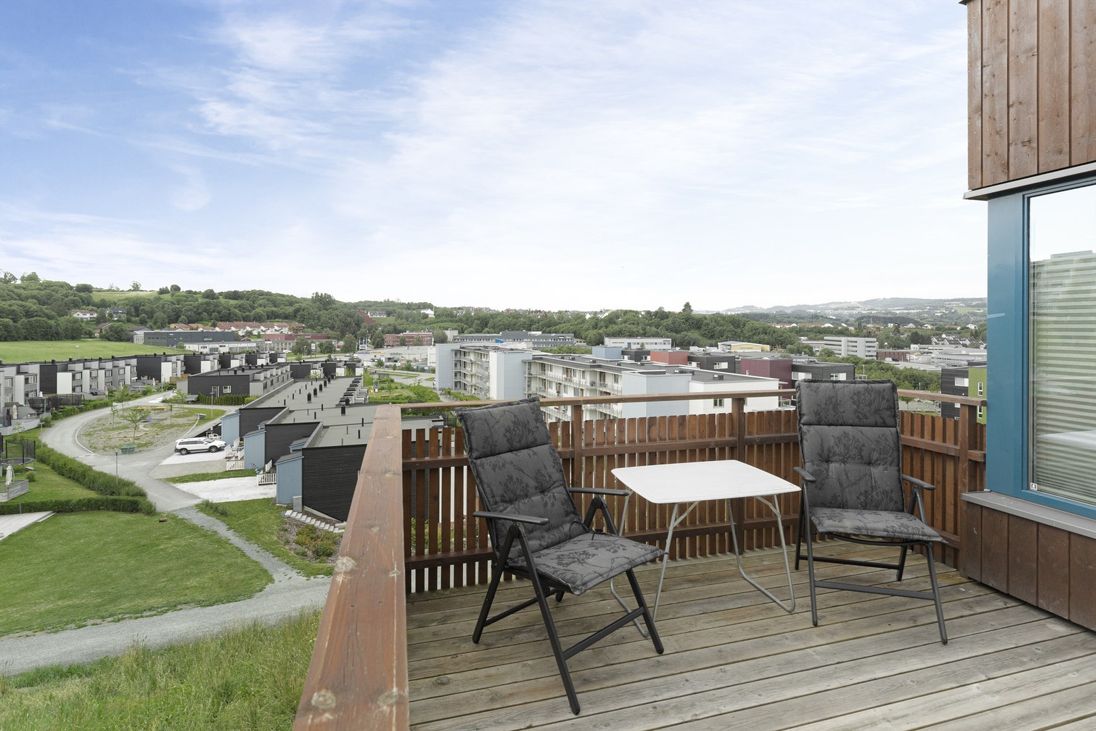 Her nyter du gode solforhold og en fantastisk utsikt. Selger oppgir at det er sol fra ca kl 8 - 17/18 på sommeren Galleribilde