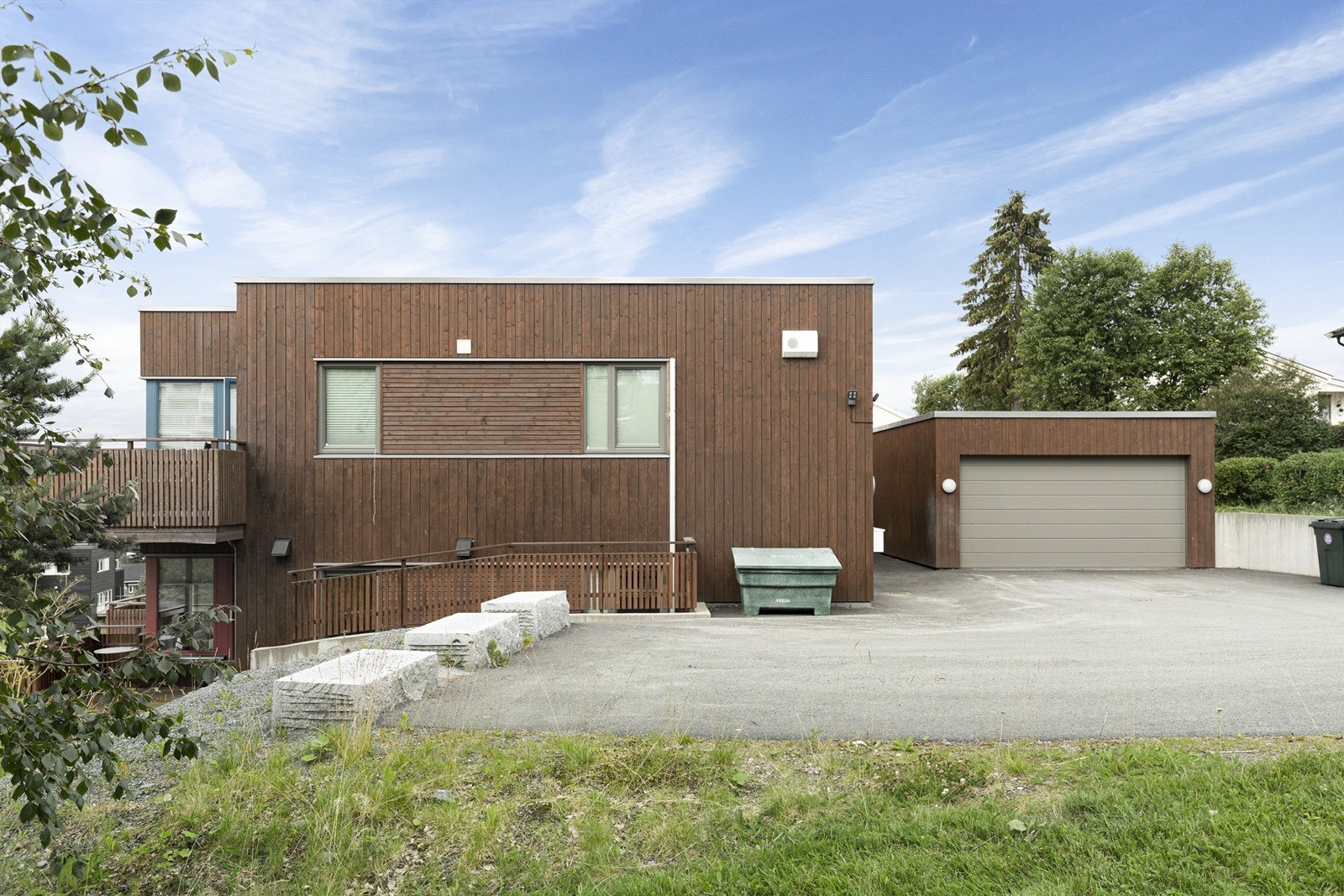 På fellesområdet er det i dag oppført en stor garasje, samt oppstillingsplass for evt. bil Galleribilde