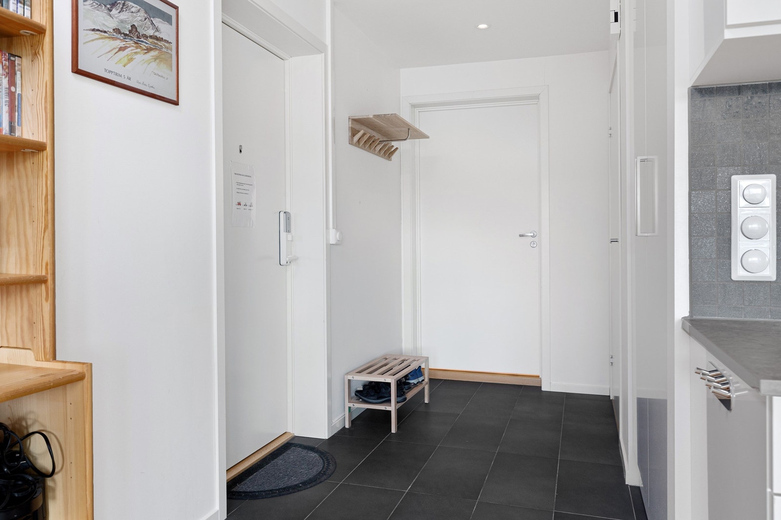 Romslig gang på ca. 5 kvm. Galleribilde