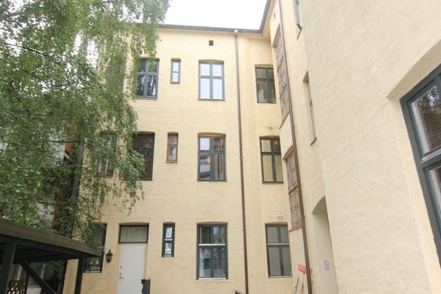 ...stille bakgård med god sykkelparkering Galleribilde