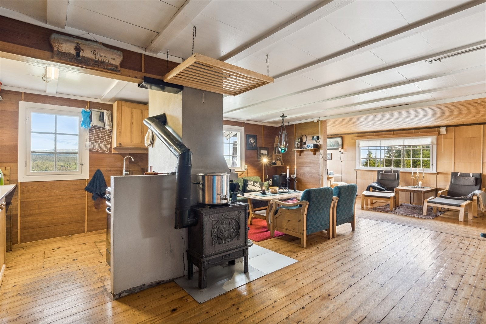 Fra stua er det delvis åpent inn til kjøkken. Galleribilde