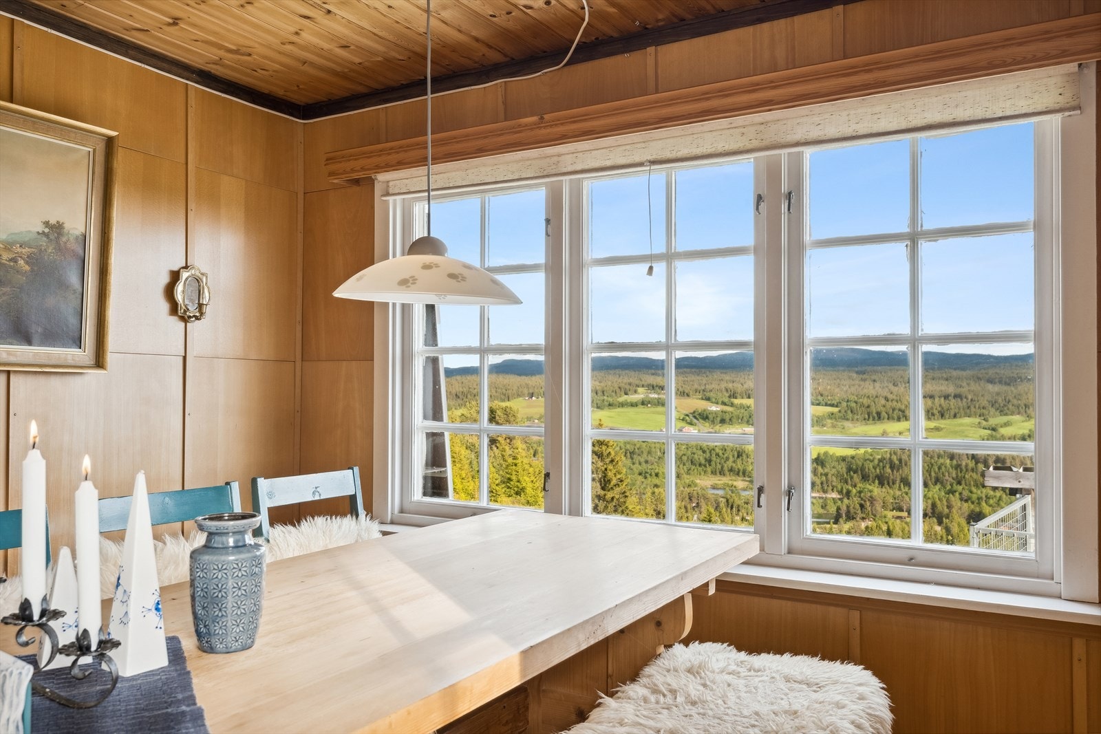 Inne i hytta er det en lys stue hvor en fra spisestua kan nyte fin utsikt utover området. Galleribilde