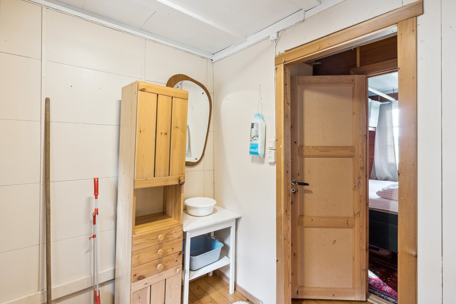 Det andre soverommet har tilsvarende størrelse som hovedsoverommet og har vært benyttet av eier som et enkelt hyttebad. Galleribilde