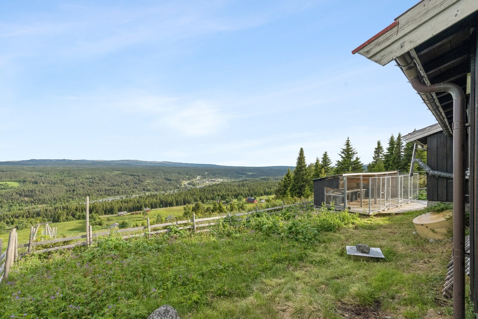 Det er også hundegård med enkel pulttak konstruksjon. Hundegården fjernes før overtagelse. Galleribilde