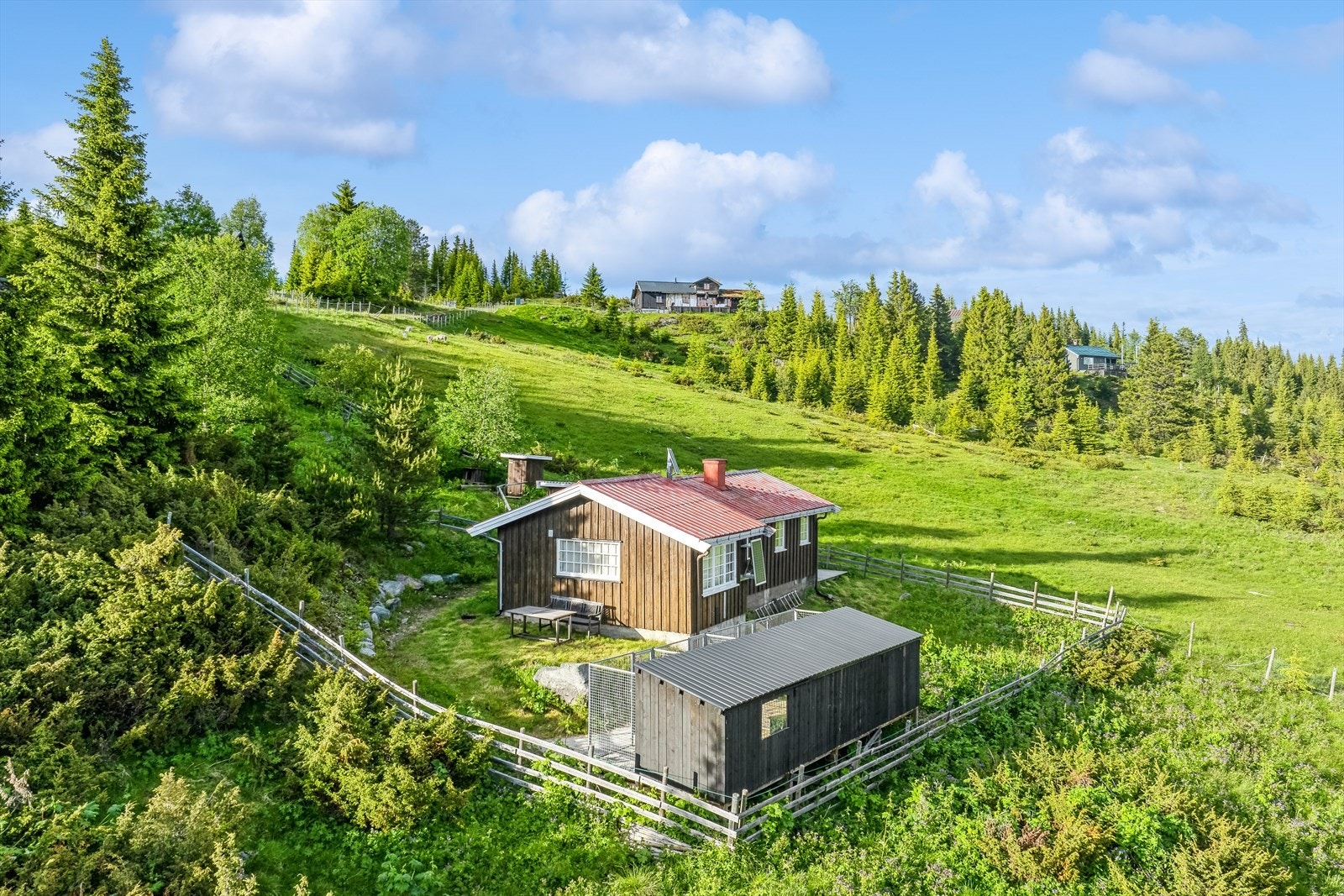 Her er det vid utsikt utover Tisleidalen, til elva Tisleia og til Nystølfjellet, og turen kan starte rett utenfor hyttedøra sommer som vinter. Galleribilde