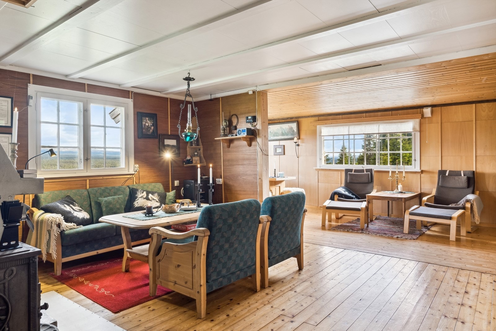 Fra sittegruppen og spisestua er det åpent inn til peisestue. Galleribilde