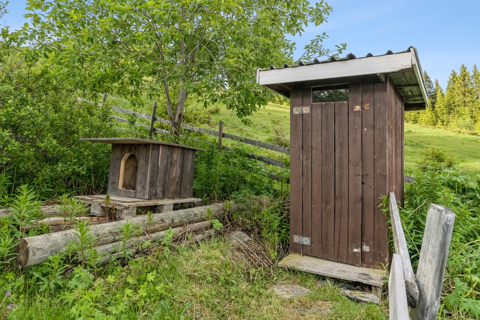 På eiendommen er det også en frittstående utedo. Galleribilde