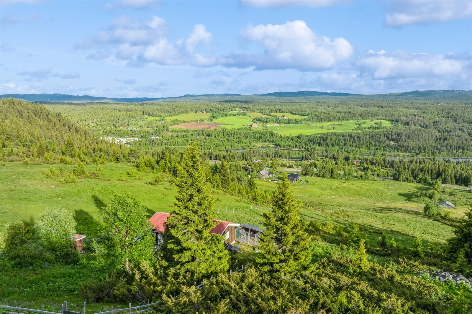 Brattstølvegen 119 ligger åpent og fint til i et solrikt område med spredt hytte- og stølsbebyggelse. Galleribilde