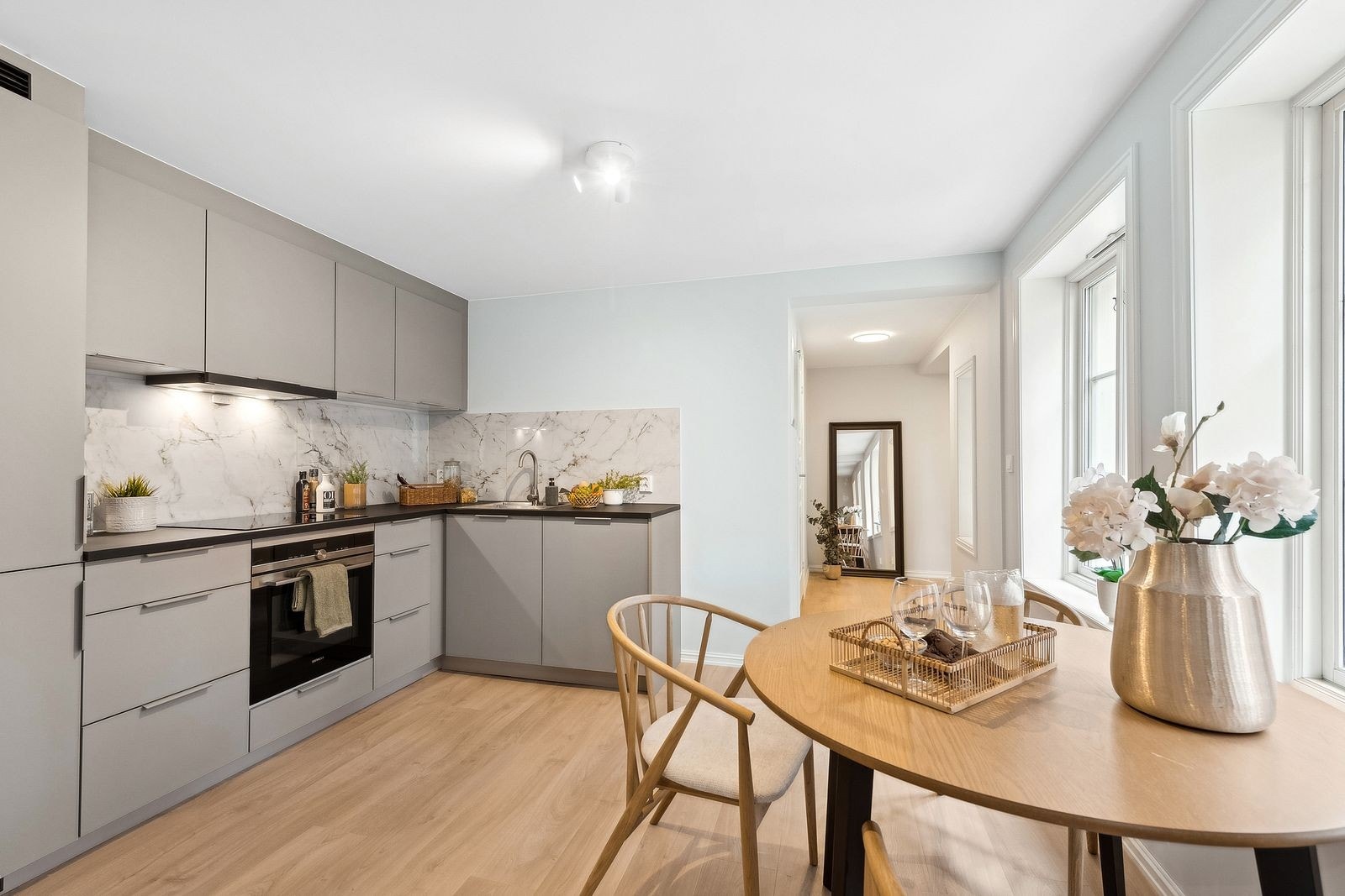 Kjøkken fra 2024 med slette fronter og nedfelt vaskekum i laminat benkeplate. Galleribilde