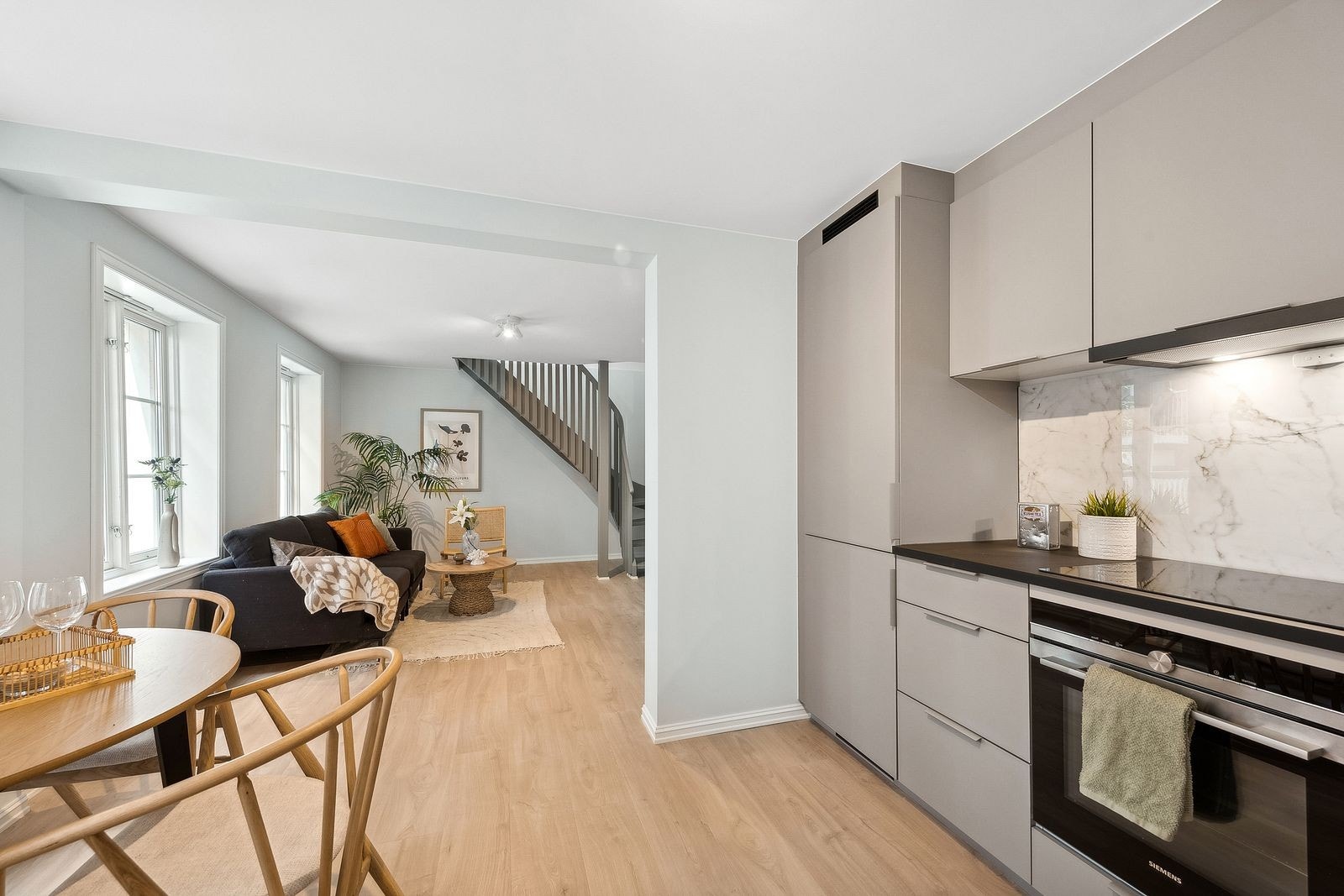 Det er åpnet opp mellom stue og kjøkken noe som skaper en god romfølelse. Galleribilde