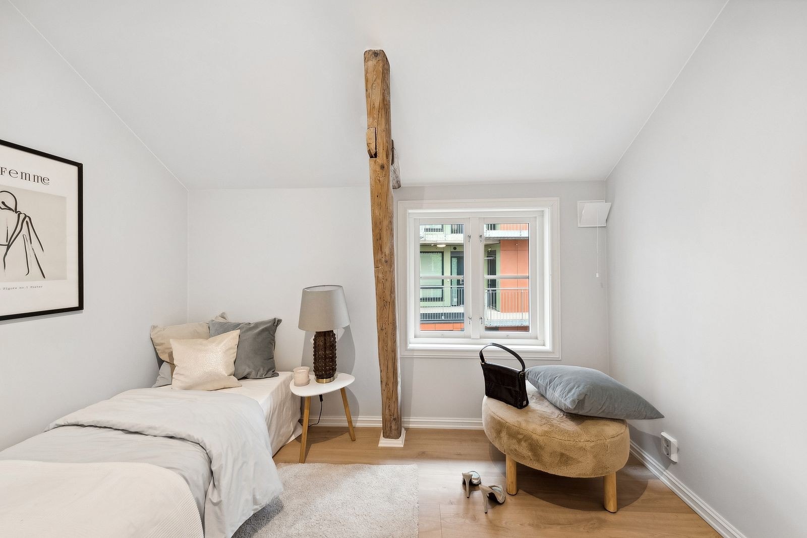 Soverom 2 er også av god størrelse og har plass stor seng, nattbord og skrivepult eller annen møblering. Galleribilde