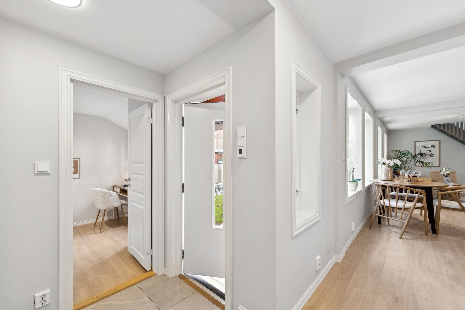 Romslig entre/hall Galleribilde