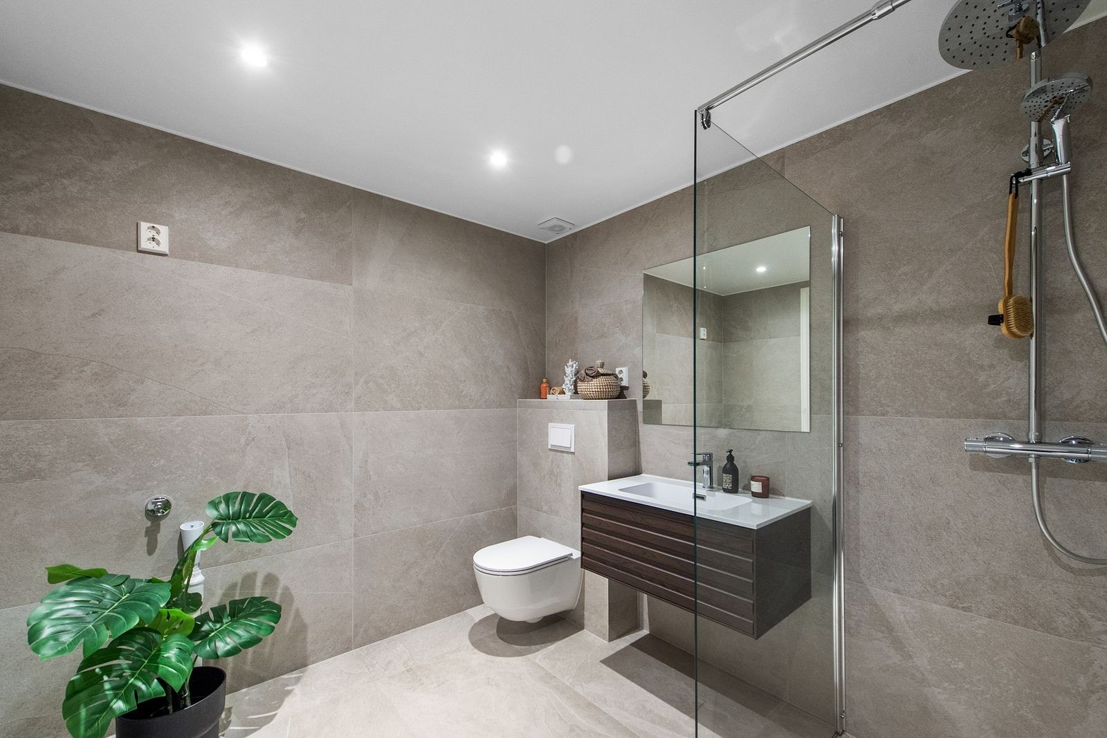 Det er opplegg for vaskemaskin på badet. Galleribilde