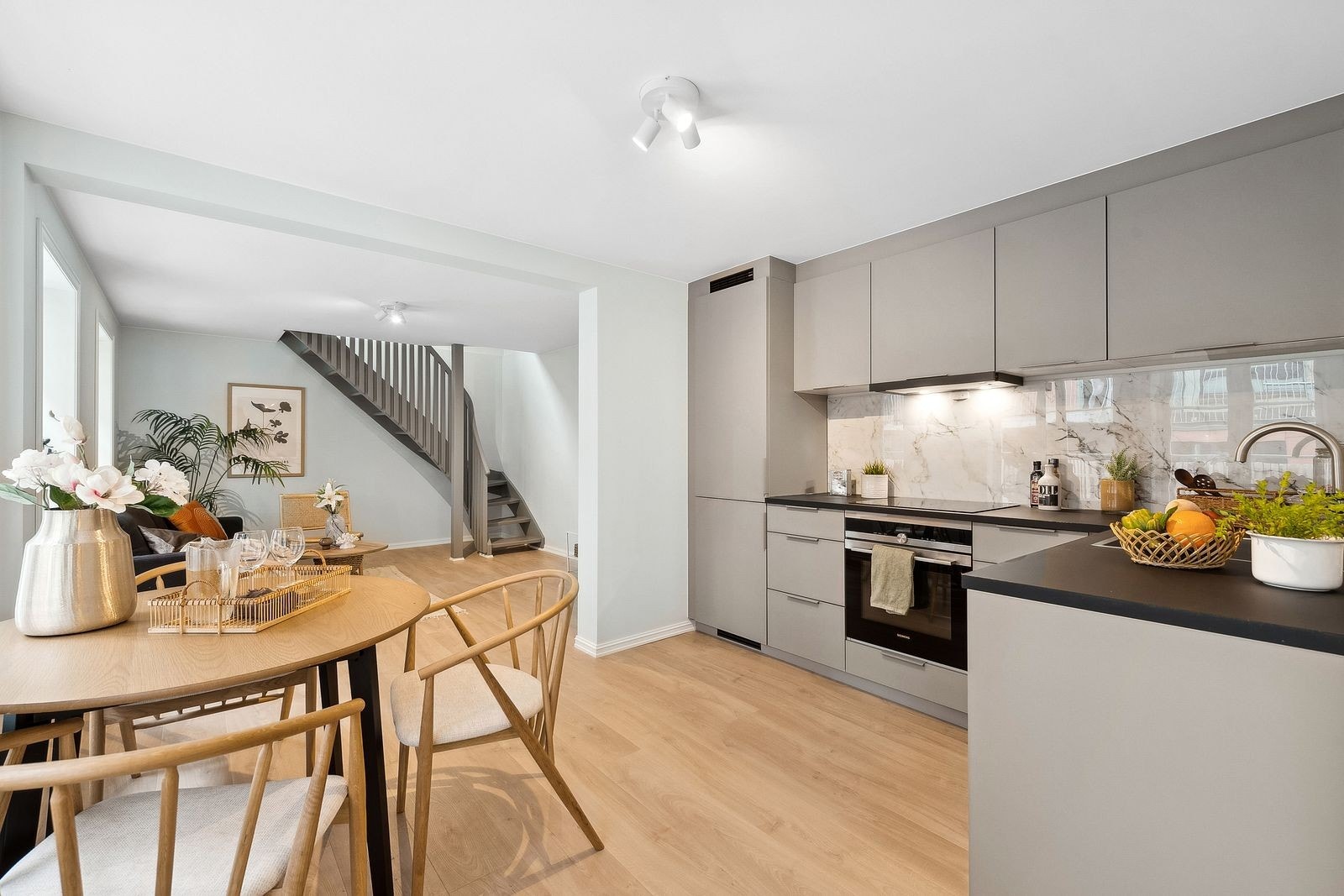 Stort kjøkken med gode arbeidsflater og godt med skap- og benkeplass. Galleribilde