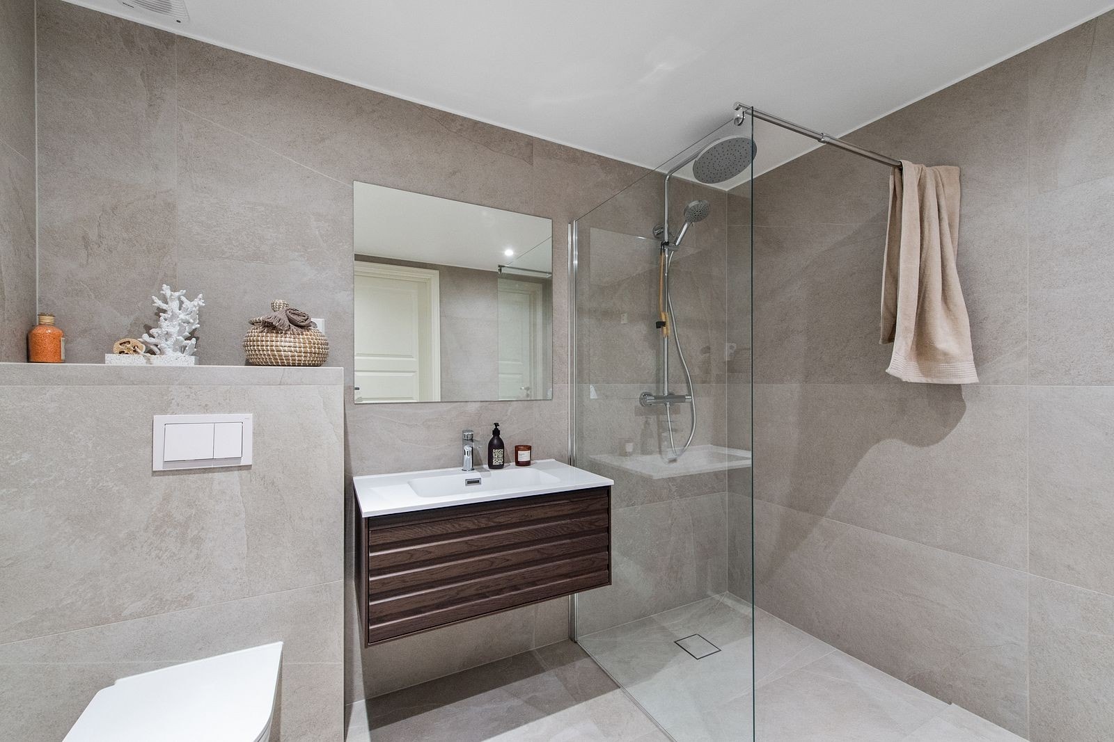 Delikat og lekkert bad fra 2024 med vegghengt toalett, servantinnredning, og dusj. Innvendig vann og avløpsrør fra 2024. Galleribilde