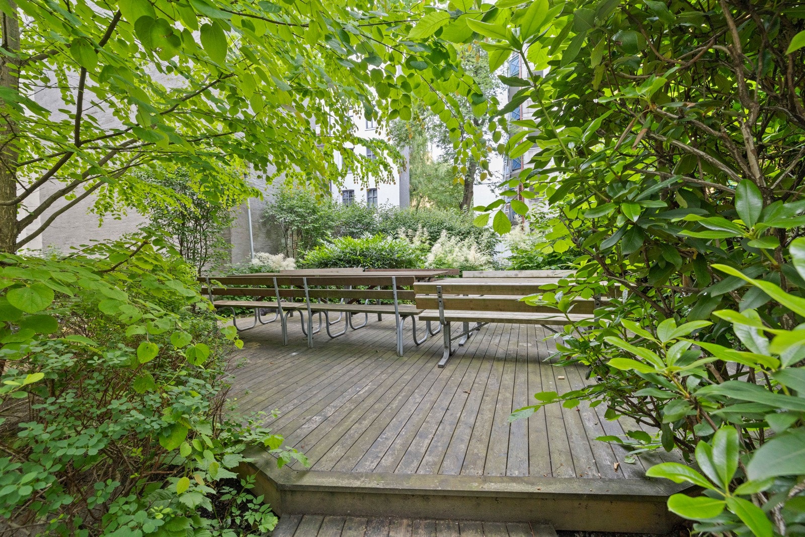 Bakgården er skjermet fra trafikk og gir en trygg og rolig atmosfære midt i det urbane - et sosialt og grønt pusterom i hverdagen. Galleribilde