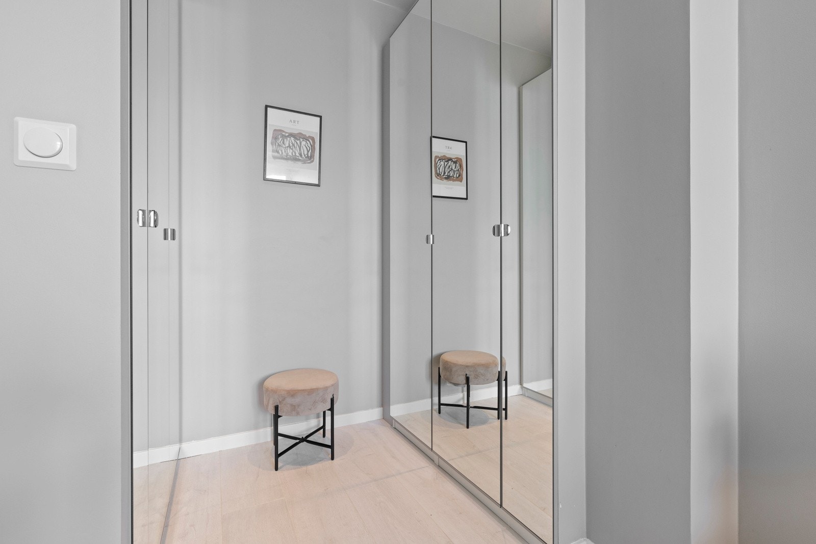 Godt med oppbevaringsplass for klær og skotøy i garderobeskap med speilfronter. Galleribilde