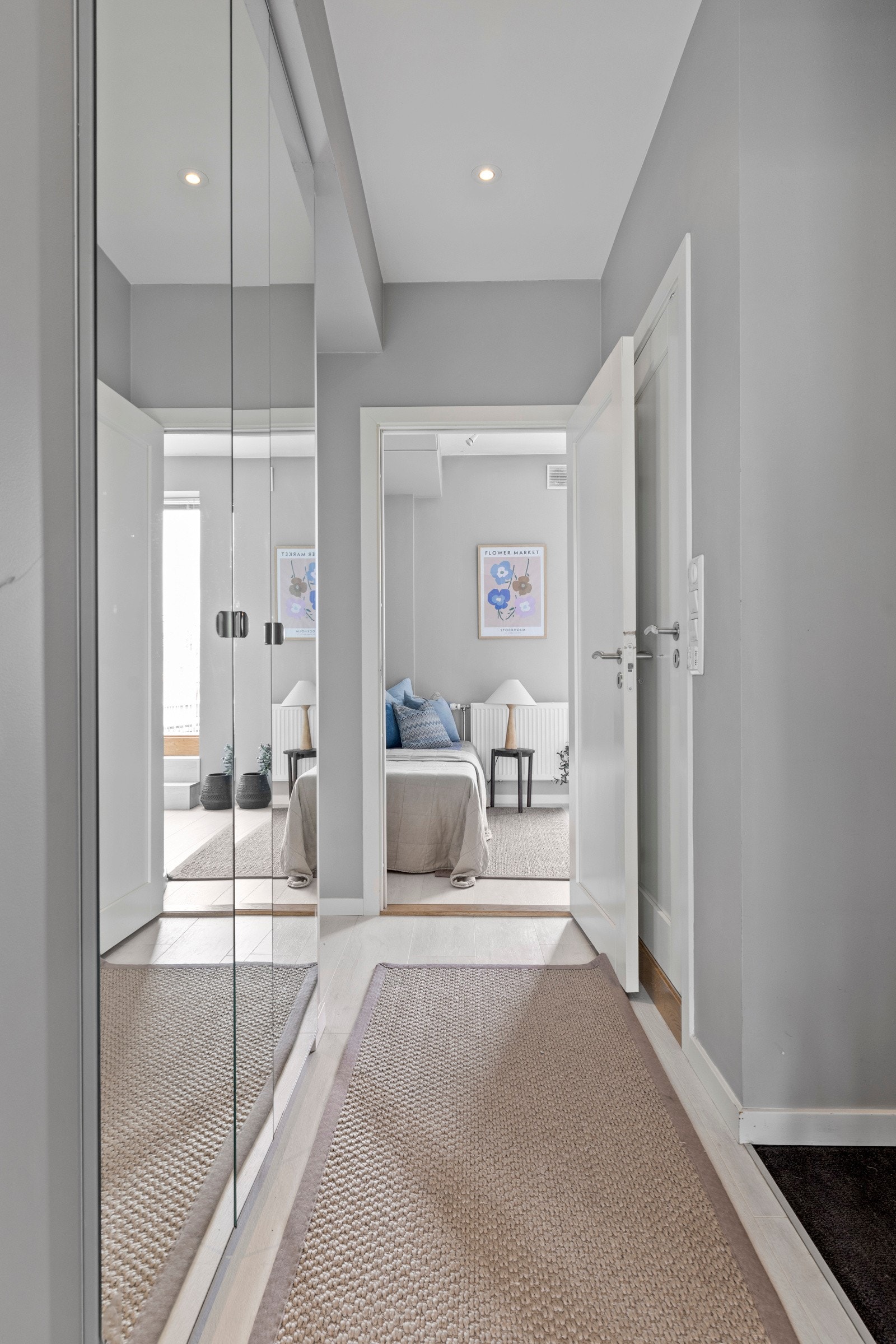 God plass til familiens yttertøy og sko i garderobeskap med speilfronter. Galleribilde