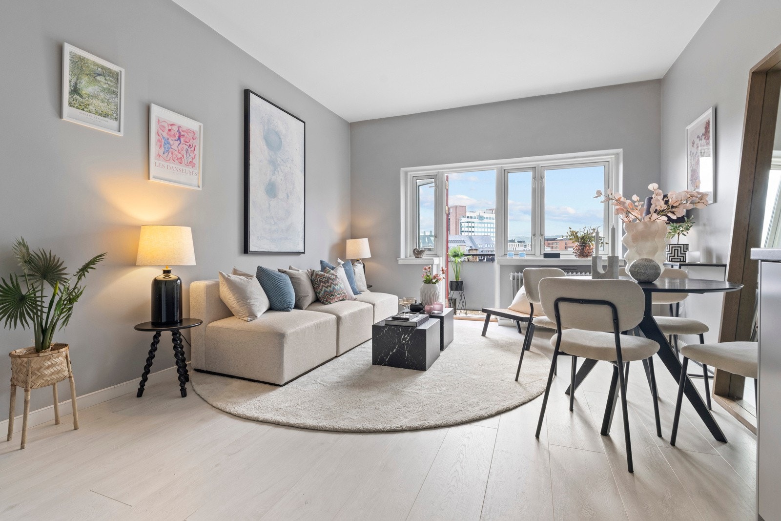 Romslig stue med store vindusflater som gir rikelig med naturlig lys i rommet. Galleribilde