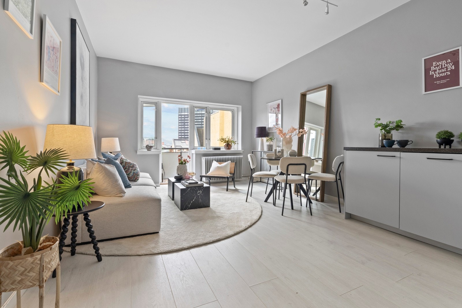 Dette er en lys og arealeffektiv 3-roms leilighet i 6. etasje med en svært attraktiv beliggenhet. Galleribilde