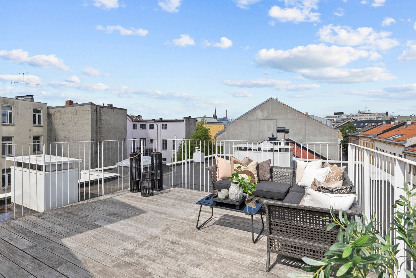 Perfekt for rolige morgenstunder med kaffekoppen, solfylte dager eller sene sommerkvelder under åpen himmel. Galleribilde