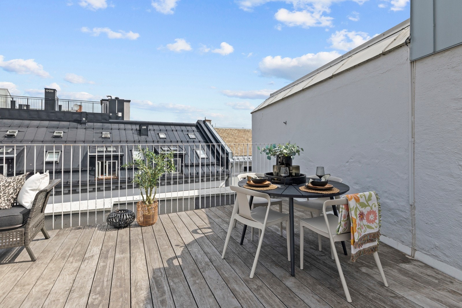 Her kan du starte dagen med en kopp kaffe i morgensolen, eller nyte sene sommerkvelder med utsikt over nærområdet Galleribilde