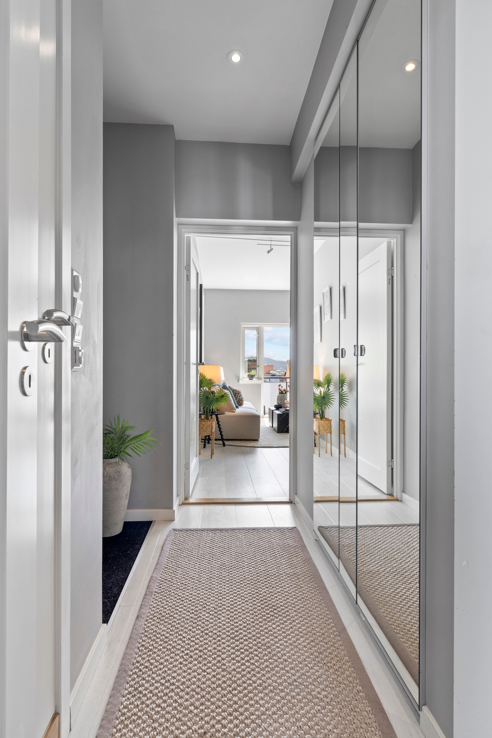 Lys og innbydende entré som gir et godt førsteinntrykk av leiligheten. Galleribilde