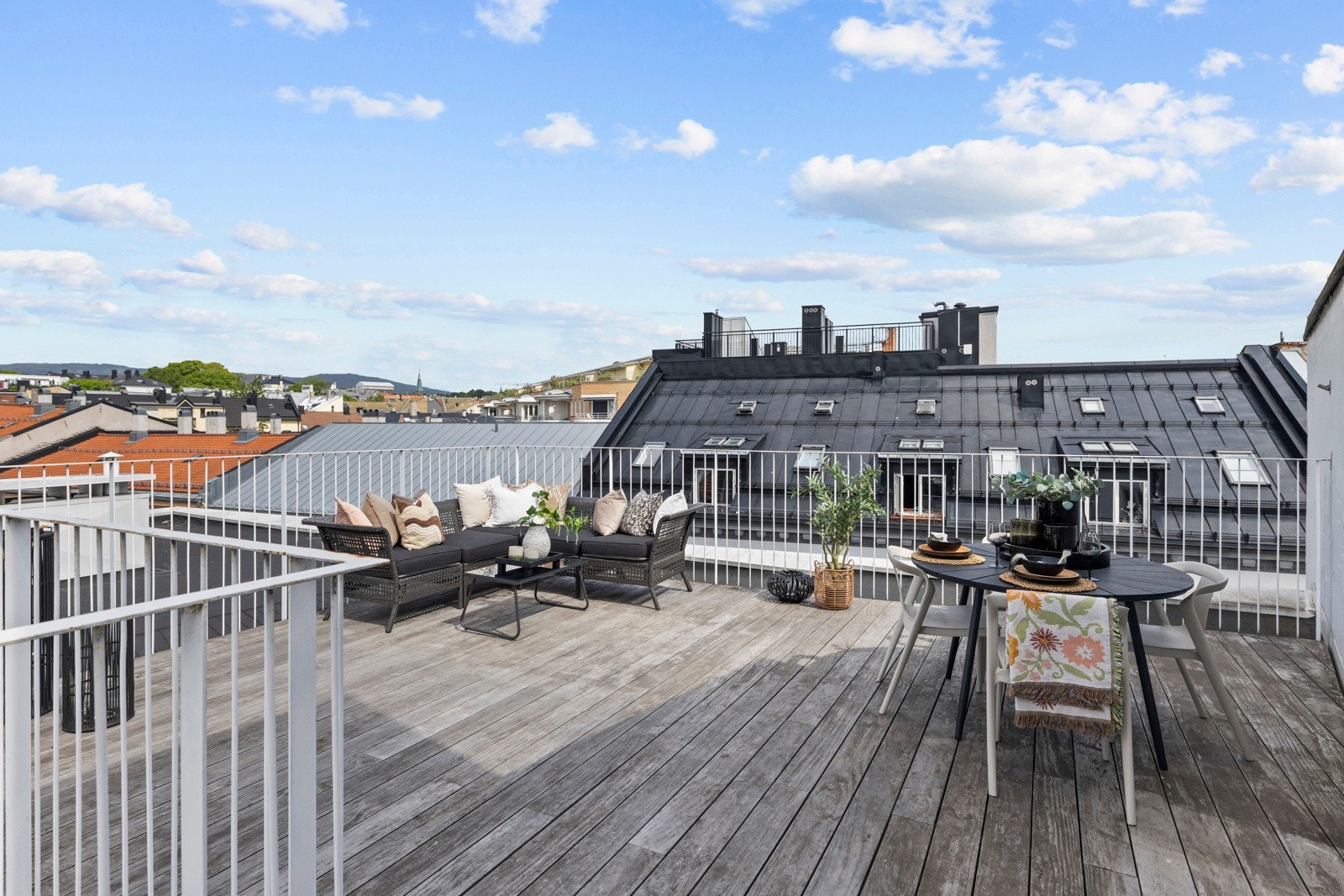 Terrassen er romslig og innbyr til både avslapning og sosiale sammenkomster - enten du ønsker å innrede med sittegruppe, solsenger eller et lite spisebord. Galleribilde