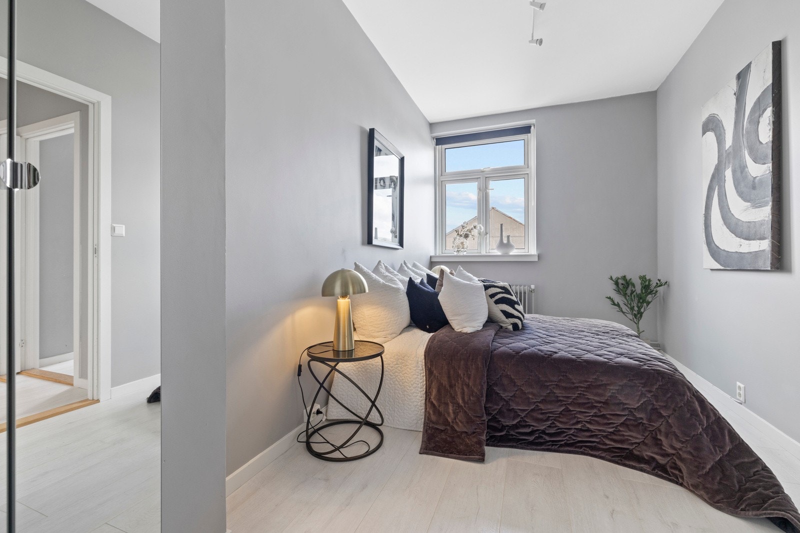 Hovedsoverommet har god plass til dobbeltseng og nattbord. Galleribilde