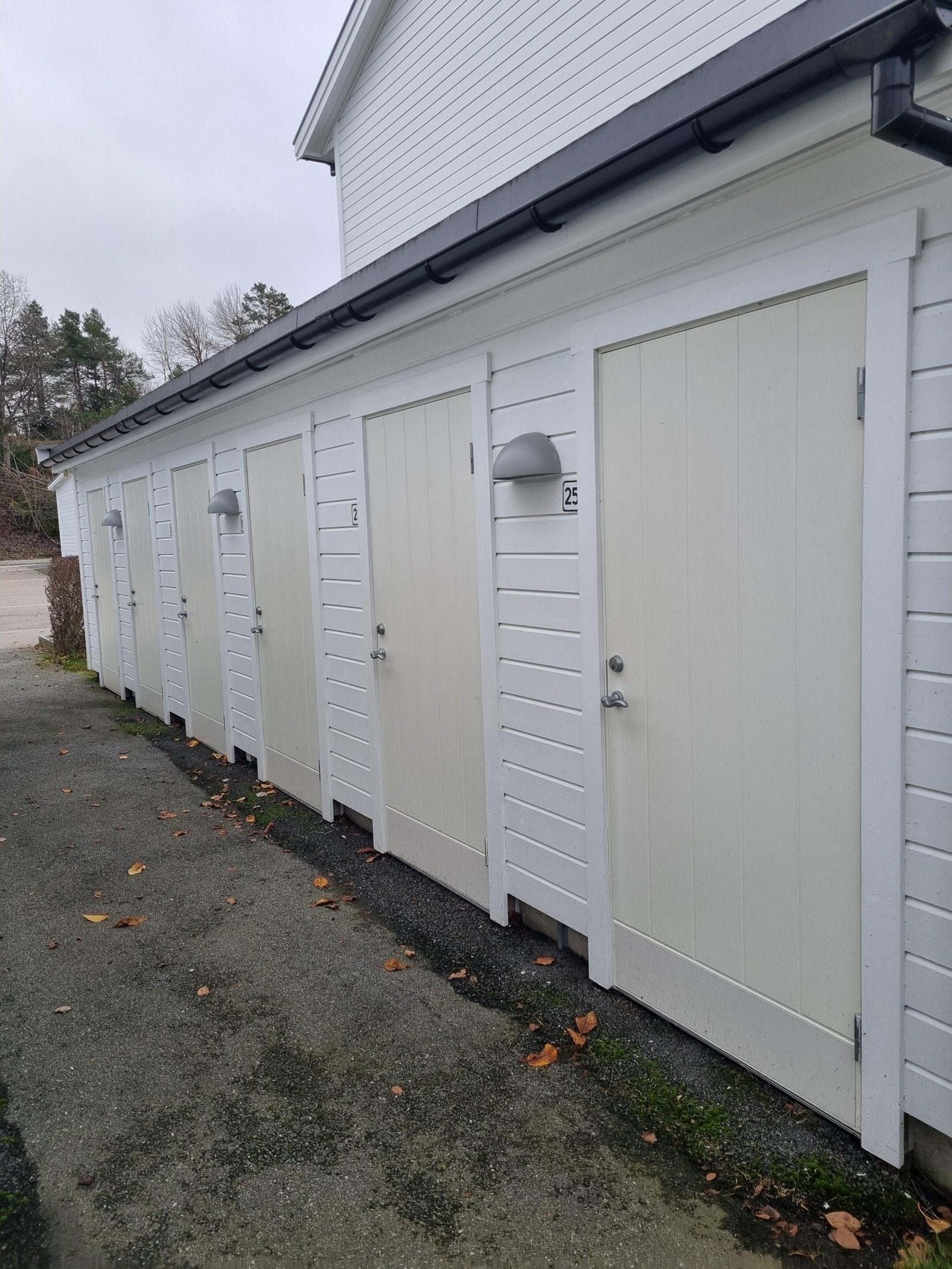 Utvendig bod - selgers bilder Galleribilde