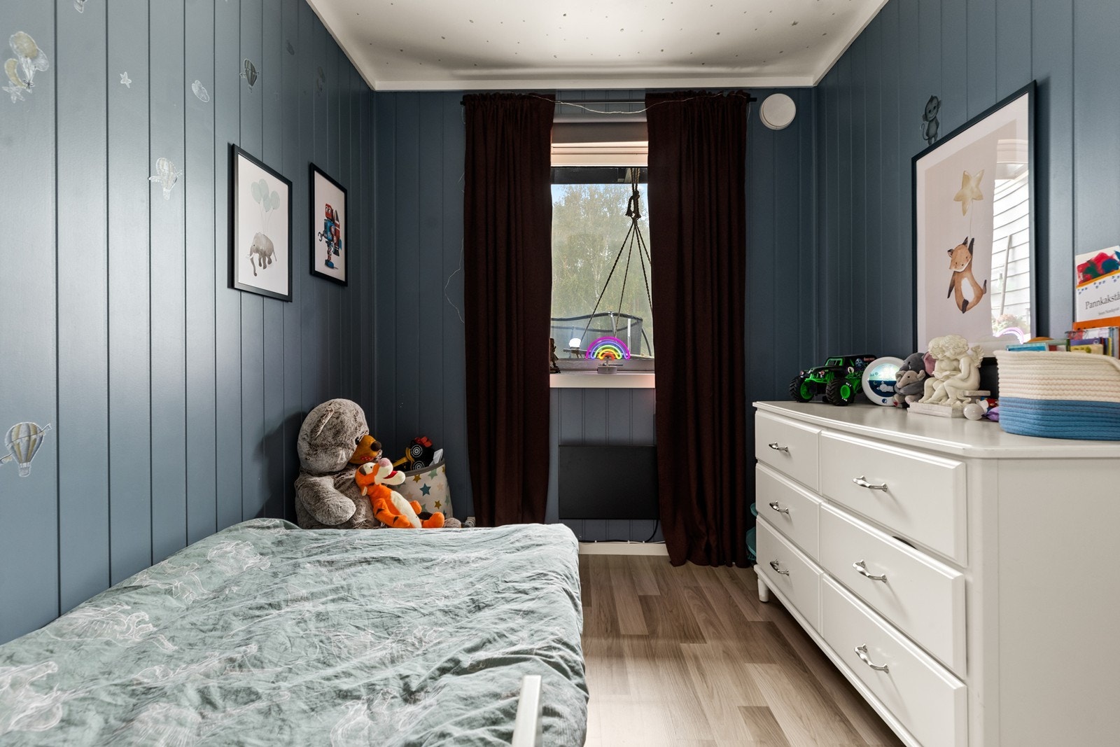 Boligen byr på tre praktiske soverom: to i underetasjen og ett i første etasje. Galleribilde