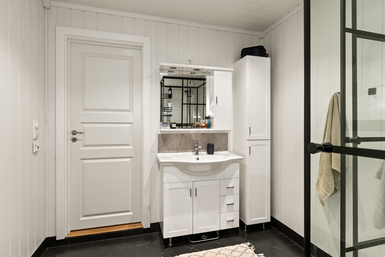 Bad fra 2014 i følge tidligere prospekt. Rommet har innredning med nedfelt servant og dusjkabinett. Galleribilde