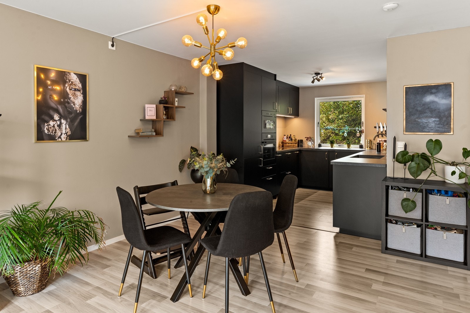 Leiligheten har en behagelig flyt mellom stue og kjøkken. Galleribilde