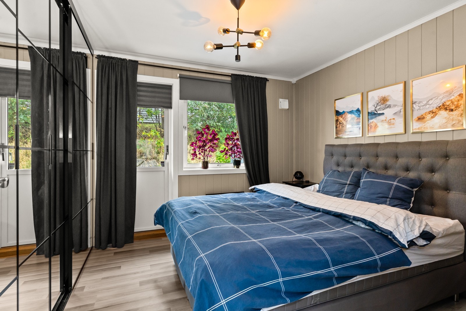 Her er det god plass til dobbeltseng - Fra soverommet er det enkel adkomst til terrassen på baksiden av boligen. Galleribilde