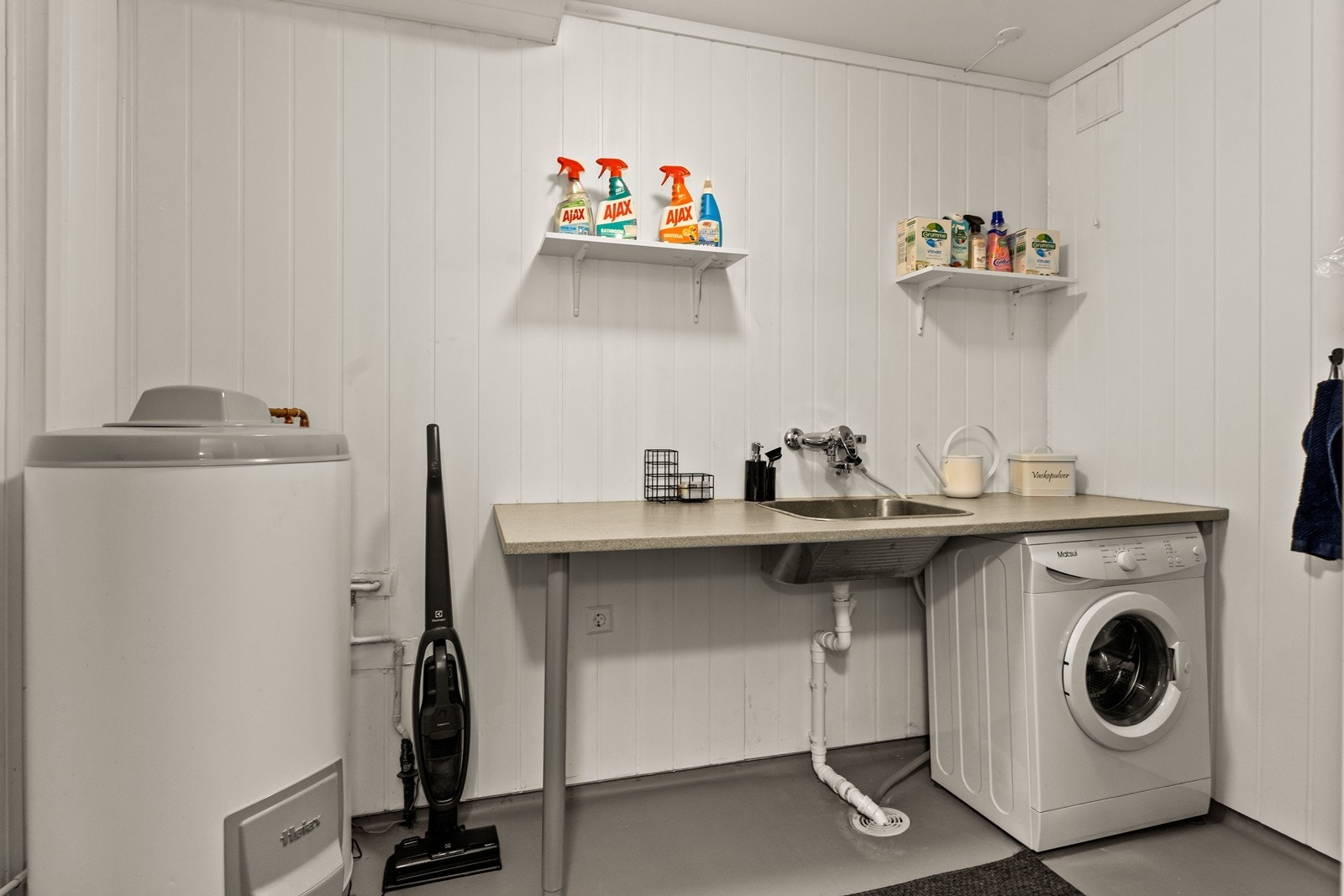 Vaskerom opprinnelig fra byggeår (vanntett sjikt/belegg og sluk), modernisert i 2022. Rommet har benkeplate med nedfelt utslagsvask og opplegg for vaskemaskin. Galleribilde