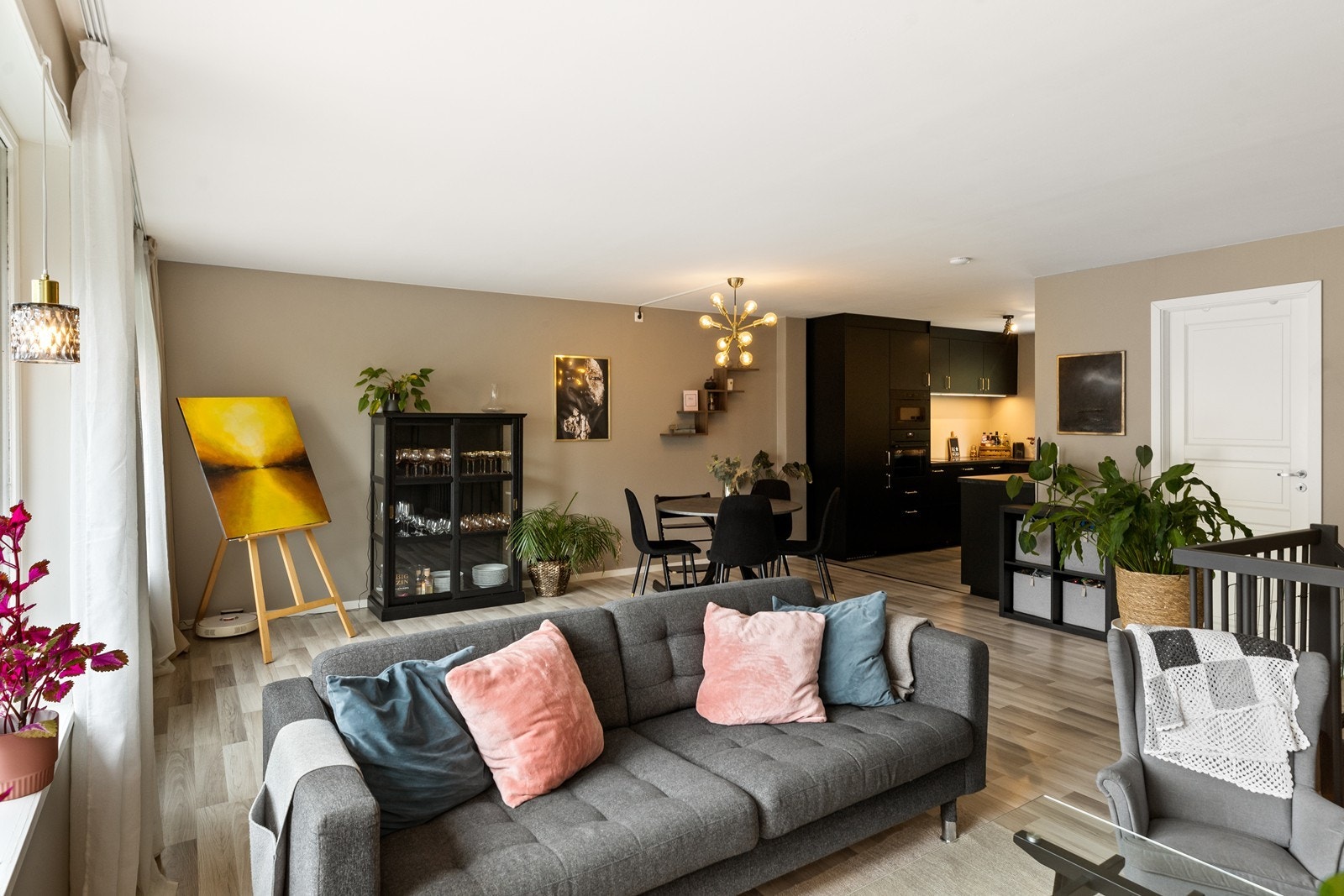 Stua blir fort leilighetens sosiale midtpunkt - Fra stua er det enkel adkomst til terrasse. Galleribilde