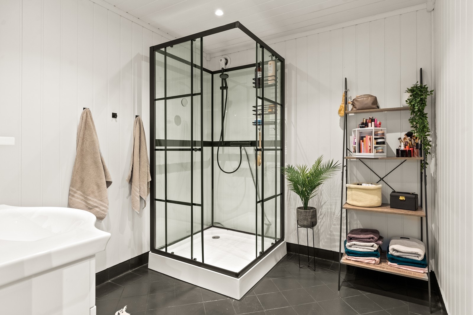 Badet har elektriske varmekabler i gulvet. Galleribilde