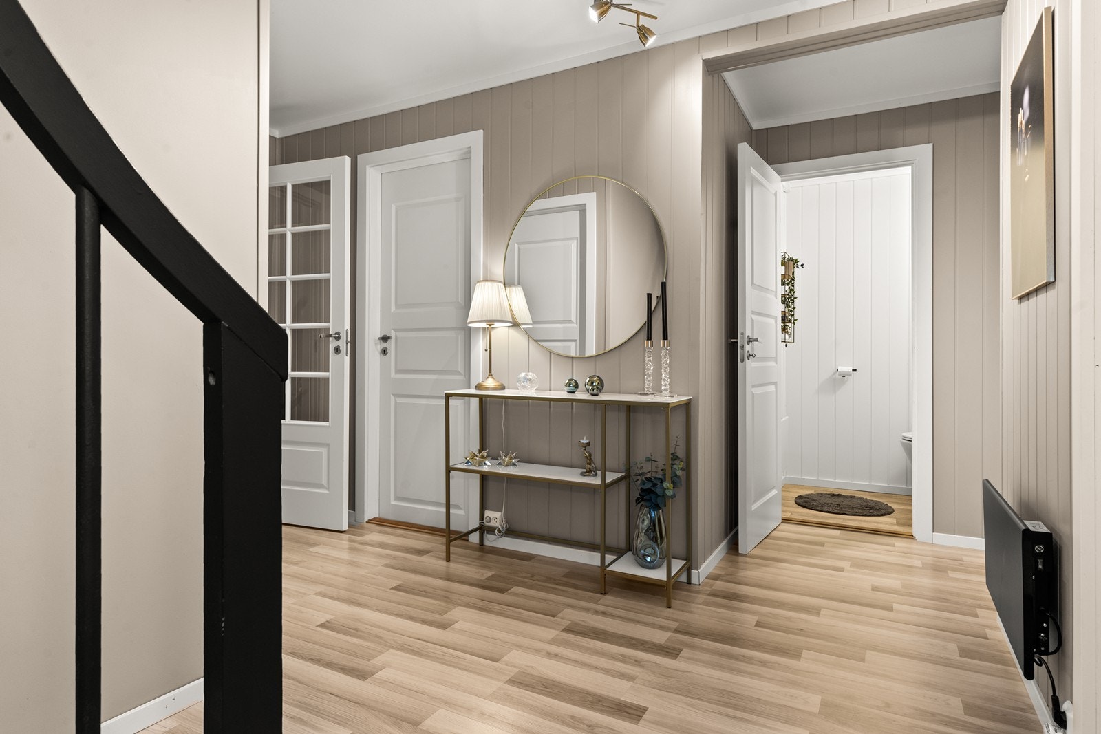 Boligens underetasje inneholder: Entré, hall m/trapp, soverom 1, soverom 2, toalettrom, bad, vaskerom, omkledningsrom. Galleribilde