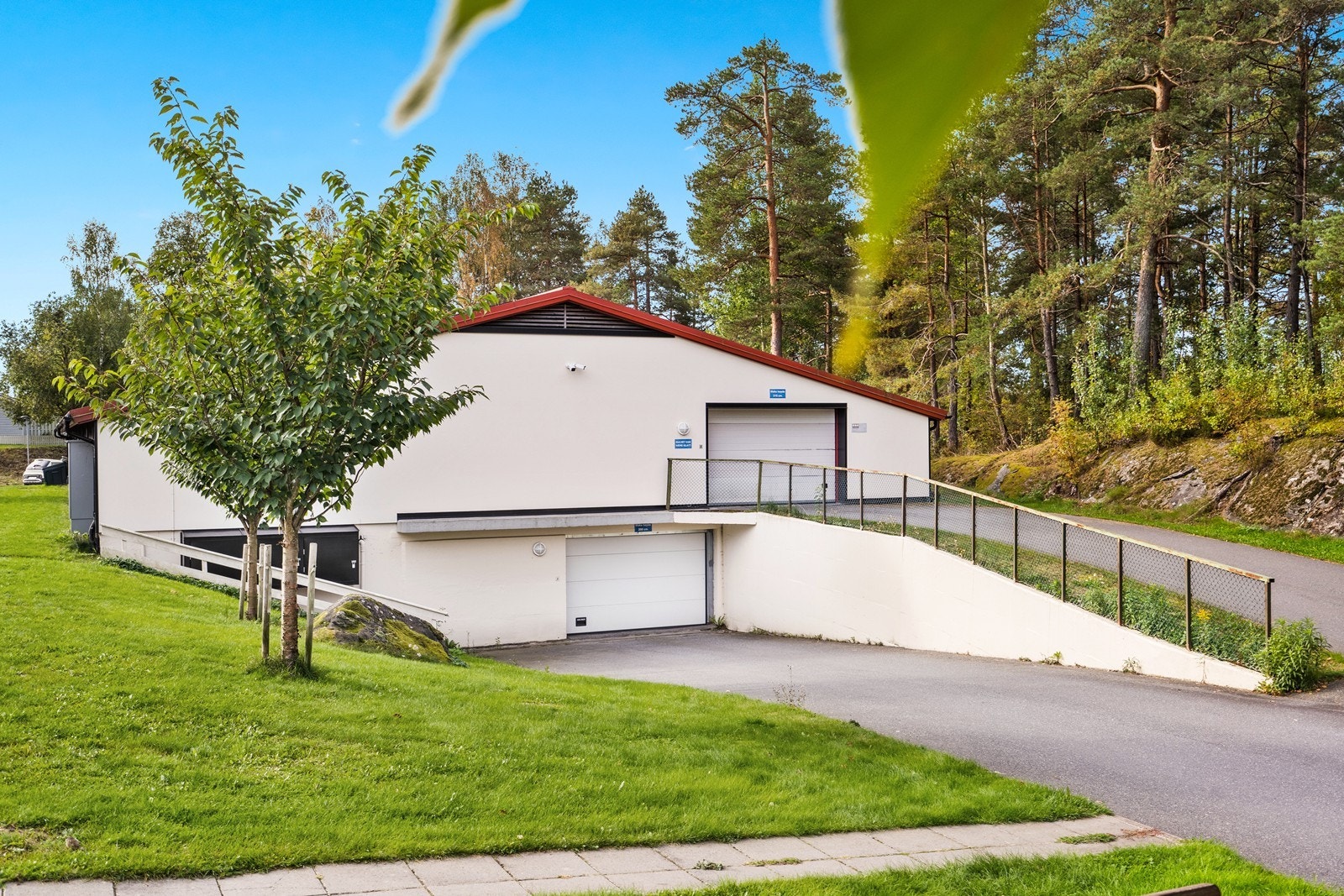 Garasjeplass med mulighet for elbillading. Galleribilde