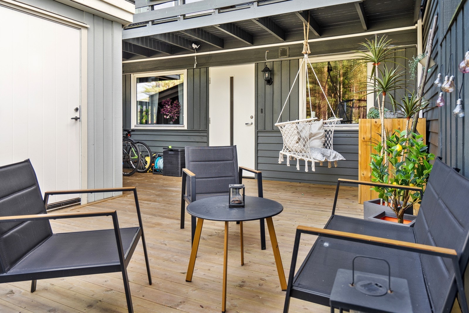 På terrassen kan du nyte sola store deler av dagen. Her sitter du usjenert - Terrasse ved inngangsparti på 25 kvm. Ny i 2024. Galleribilde