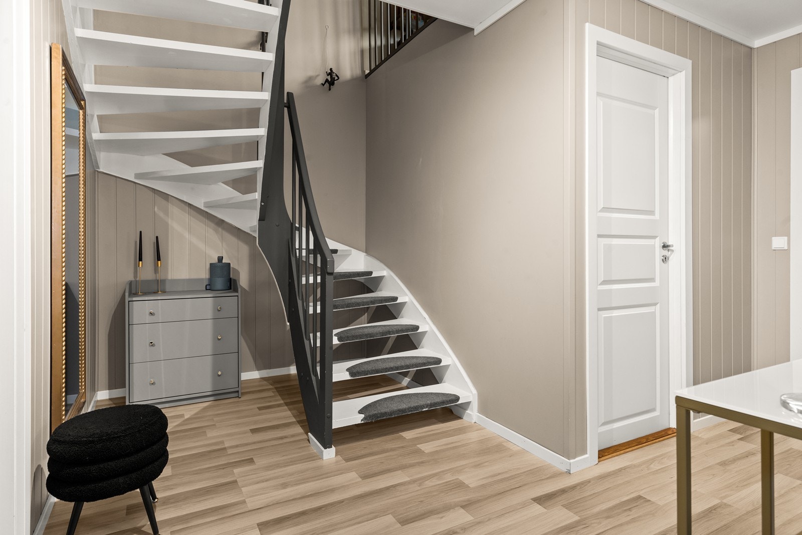 Boligen ligger i populære og rolige omgivelser på Skredderåsen. Her er det gode bussforbindelser. Gangavstand til skole, barnehage, lekeplasser, matforretning, legesenter, Kambosenteret
m.m. Galleribilde